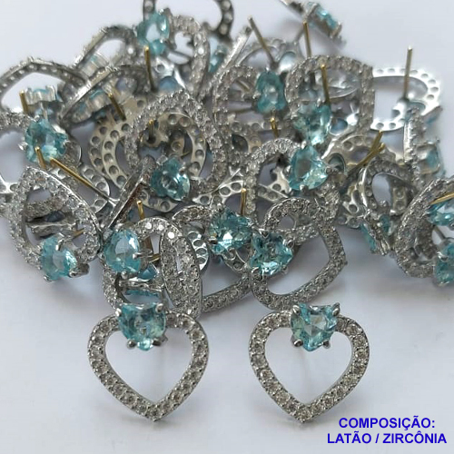 ACESSORIO BRINCO NO BRUTO PRONTO PARA O BANHO (CX38) - BRINCO DE PINO FORMATO CORAÇÃO CRAVEJADO EM ZIRCÔNIAS E PEDRA AZUL CLARA - TAMANHO 15MM - PESO TOTAL 2GR - COMPOSIÇÃO: LATÃO / ZIRCÔNIA (MAD) - BRU0001625