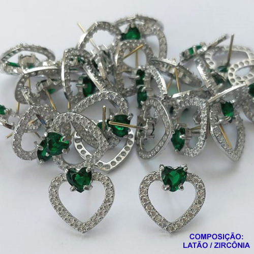 ACESSORIO BRINCO NO BRUTO PRONTO PARA O BANHO (CX39) - BRINCO DE PINO FORMATO CORAÇÃO CRAVEJADO EM ZIRCÔNIAS E PEDRA VERDE - TAMANHO 15MM - PESO TOTAL 2GR (MAD)- COMPOSIÇÃO: LATÃO / ZIRCÔNIA  - BRU0001626