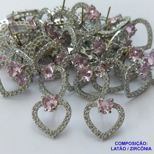 ACESSORIO BRINCO NO BRUTO PRONTO PARA O BANHO (CX38) - BRINCO DE PINO FORMATO CORAÇÃO CRAVEJADO EM ZIRCÔNIAS E PEDRA ROSA - TAMANHO 15MM - PESO TOTAL 2GR - COMPOSIÇÃO: LATÃO / ZIRCÔNIA(MAD)  - BRU0001627