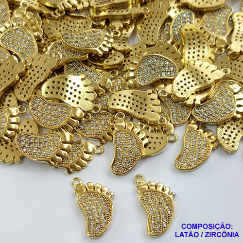PINGENTE NO BRUTO PRONTO PARA O BANHO (CX30) - PINGENTE PEZINHO CRAVEJADO COM MICRO ZIRCÔNIA - COMPOSIÇÃO: LATÃO / ZIRCÔNIA - TAMANHO 13MM - (VENDIDO POR UNIDADE) PESO TOTAL 0,9GR - BRU0001629