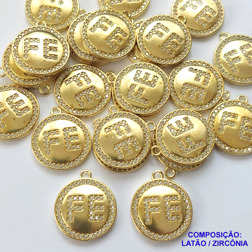 PINGENTE NO BRUTO PRONTO PARA O BANHO (CX19) - PINGENTE MEDALHA REDONDA COM A PALAVRA FÉ CRAVEJADO COM MICRO ZIRCÔNIA - COMPOSIÇÃO: LATÃO / ZIRCÔNIA - TAMANHO 15MM - (VENDIDO POR UNIDADE) PESO TOTAL 2GR - BRU0001630