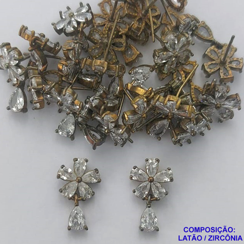 ACESSORIO BRINCO NO BRUTO PRONTO PARA O BANHO (CX38) - BRINCO DE PINO FORMATO FLOR CRAVEJADO EM MICRO ZIRCÔNIAS - TAMANHO 17MM - PESO TOTAL 2,2GR - COMPOSIÇÃO: LATÃO / ZIRCÔNIA  - BRU0001706