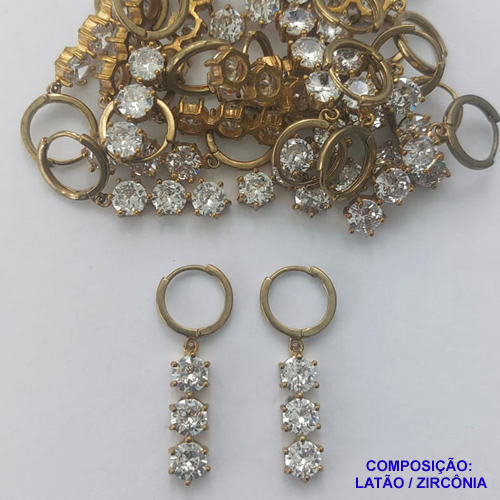 BRINCO NO BRUTO PRONTO PARA O BANHO (CX38) - BRINCO ARGOLINHA DE PRESSÃO (TRANQUETA) PINGENTE COM TRÊS PEDRAS EM ZIRCÔNIA - TAMANHO 20MM PESO TOTAL 4,9GR - BRU9926