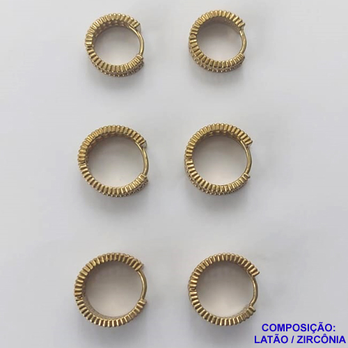 BRINCO NO BRUTO PRONTO PARA O BANHO - TAMANHO 15X6/13X5/11X4MM - TRIO EM FORMATO ARGOLA CRAVEJADO EM MICRO ZIRCÔNIAS- ARGOLA DE PRESSÃO (TRANQUETA) - PESO TOTAL 8,8GR - BRU9928