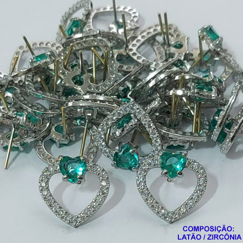 ACESSORIO BRINCO NO BRUTO PRONTO PARA O BANHO (CX38) - BRINCO DE PINO FORMATO CORAÇÃO CRAVEJADO EM ZIRCÔNIAS E PEDRA VERDE CLARA - TAMANHO 15MM - PESO TOTAL 2GR - COMPOSIÇÃO: LATÃO / ZIRCÔNIA (MAD)  - BRU0001636