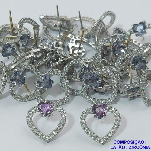 ACESSORIO BRINCO NO BRUTO PRONTO PARA O BANHO (CX38) - BRINCO DE PINO FORMATO CORAÇÃO CRAVEJADO EM ZIRCÔNIAS E PEDRA LILÁS - TAMANHO 15MM - PESO TOTAL 2GR (MAD)- COMPOSIÇÃO: LATÃO / ZIRCÔNIA  - BRU0001637