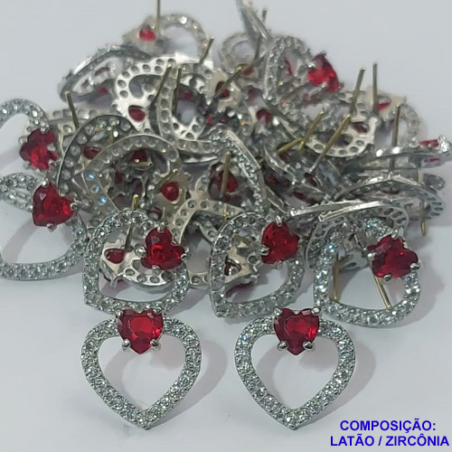 ACESSORIO BRINCO NO BRUTO PRONTO PARA O BANHO (CX38) - BRINCO DE PINO FORMATO CORAÇÃO CRAVEJADO EM ZIRCÔNIAS E PEDRA VERMELHO (MAD) - TAMANHO 15MM - PESO TOTAL 2GR - COMPOSIÇÃO: LATÃO / ZIRCÔNIA  - BRU0001639