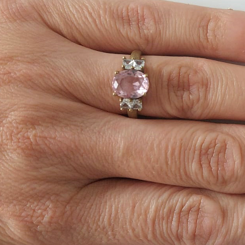 ANEL NO BRUTO PRONTO PARA O BANHO - ANEL COM PEDRAS EM ZIRCÔNIAS (SERÃO ENVIADAS AS CORES DISPONÍVEIS EM ESTOQUE) - PESO MEDIO 2,7GR - COMPOSIÇÃO: LATÃO / ZIRCÔNIA - ANEL000326