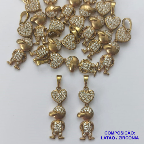 PINGENTE NO BRUTO PRONTO PARA O BANHO(CX15) - PINGENTE MENIN0 CRAVEJADO EM MICRO ZIRCÔNIAS - COMPOSIÇÃO: LATÃO / ZIRCÔNIA - TAMANHO 25MM - (VENDIDO POR UNIDADE) PESO TOTAL 2GR - BRU0001641