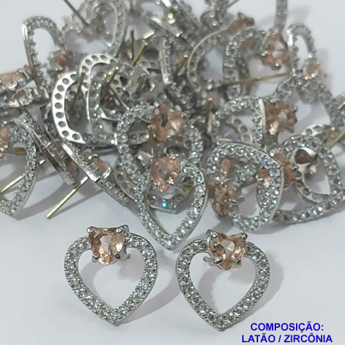 ACESSORIO BRINCO NO BRUTO PRONTO PARA O BANHO (CX38)- BRINCO DE PINO FORMATO CORAÇÃO CRAVEJADO EM ZIRCÔNIAS E PEDRA BEGE - TAMANHO 15MM - PESO TOTAL 2GR - COMPOSIÇÃO: LATÃO / ZIRCÔNIA (MAD)  - BRU0001644