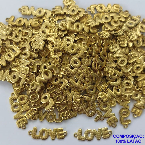 ACESSÓRIO NO BRUTO PRONTO PARA O BANHO - PINGENTE COM PALAVRA LOVE COM DUAS ARGOLINHAS (3593) - COMPOSIÇÃO: 100% LATÃO - TAMANHO 17X4MM -  PESO TOTAL 0,4GR - BRU0001649