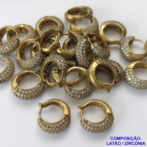 BRINCO NO BRUTO PRONTO BANHO (CX06) - BRINCO CRAVEJADO COM TRÊS FILEIRAS DE MICRO ZIRCONIAS - ARGOLINHA DE PRESSÃO (TRANQUETA) TAMANHO 16MM - LARGURA: 5MM - PESO TOTAL 5,3GR - BRU9954