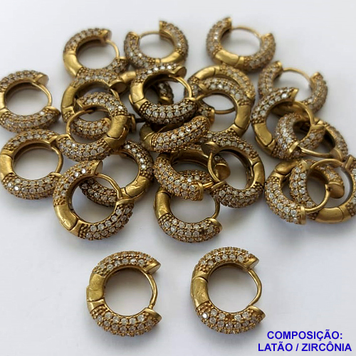 BRINCO NO BRUTO PRONTO BANHO (CX07)  - BRINCO CRAVEJADO COM TRÊS FILEIRAS DE MICRO ZIRCONIAS - ARGOLINHA DE PRESSÃO (TRANQUETA) TAMANHO 15MM - LARGURA: 3MM - PESO TOTAL 4GR - BRU9961