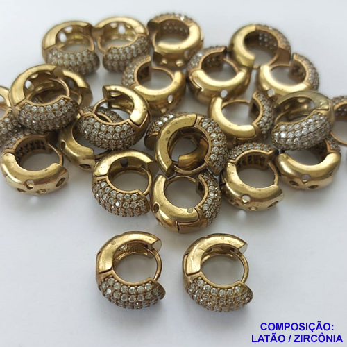 BRINCO NO BRUTO PRONTO BANHO (CX07) - BRINCO CRAVEJADO COM SEIS FILEIRAS DE MICRO ZIRCONIAS - ARGOLINHA DE PRESSÃO (TRANQUETA) TAMANHO 14MM - LARGURA: 5MM - PESO TOTAL 4,6GR - BRU9964
