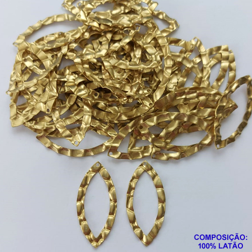 ACESSÓRIO NO BRUTO PRONTO PARA O BANHO (CX08) - PINGENTE MARTELADO OVAL 35X14MM (E3204) - COMPOSIÇÃO: 100% LATÃO -  PESO TOTAL 0,7GR - BRU0001655
