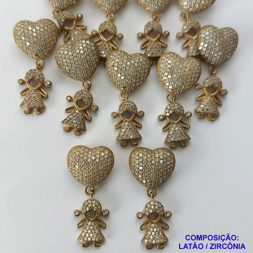 PINGENTE NO BRUTO PRONTO PARA O BANHO (CX09) - PINGENTE CORAÇÃO COM MENINA CRAVEJADO COM MICRO ZIRCONIAS - COMPOSIÇÃO: LATÃO / ZIRCÔNIA - TAMANHO 32MM -  PESO TOTAL 2,9GR - BRU0001661