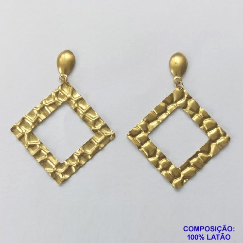 BRINCO NO BRUTO PRONTO PARA O BANHO - BRINCO DE PINO QUADRADO MARTELADO 31X31MM (E3200) - COMPOSIÇÃO: 100% LATÃO - PESO TOTAL: 5,4GR - BRU9983