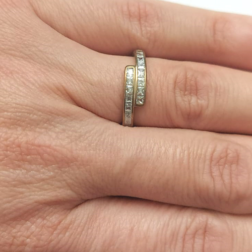 ANEL NO BRUTO PRONTO PARA O BANHO - ANEL CRAVEJADO EM MICROS ZIRCÔNIAS - PESO MEDIO 2,1GR - COMPOSIÇÃO: LATÃO / ZIRCÔNIA - ANEL000331