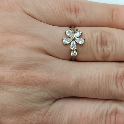 ANEL NO BRUTO PRONTO PARA O BANHO - ANEL FLOR COM PEDRAS EM ZIRCÔNIAS - PESO MEDIO 1,7GR - COMPOSIÇÃO: LATÃO / ZIRCÔNIA - ANEL000336