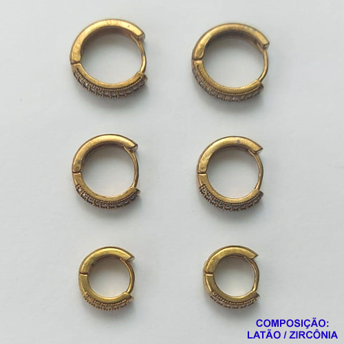 BRINCO NO BRUTO PRONTO PARA O BANHO(CX60)- TAMANHO 16/14/12MM - LARGURA 3MM TRIO DE ARGOLA DE PRESSÃO(TRANQUETA) CRAVEJADO COM 2 FILEIRAS DE MICRO ZIRCÔNIAS - PESO TOTAL 7,8GR - BRU10026