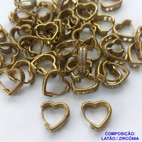 BRINCO NO BRUTO PRONTO BANHO (CX06) - BRINCO FORMATO CORAÇÃO COM DUAS FILEIRAS DE MICRO ZIRCONIAS CRISTAIS - ARGOLINHA DE PRESSÃO (TRANQUETA) TAMANHO 18MM - LARGURA: 3,6MM - PESO TOTAL 3,4GR - BRU10040