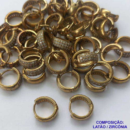 BRINCO NO BRUTO PRONTO BANHO (CX06) - BRINCO COM TRÊS FILEIRAS DE MICRO ZIRCONIAS CRISTAIS - ARGOLINHA DE PRESSÃO (TRANQUETA) TAMANHO 13MM - LARGURA: 4,3MM - PESO TOTAL 3,4GR - BRU10042