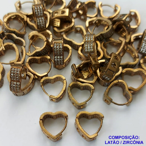 BRINCO NO BRUTO PRONTO BANHO (CX06) - BRINCO FORMATO CORAÇÃO COM TRÊS FILEIRAS DE MICRO ZIRCONIAS CRISTAIS - ARGOLINHA DE PRESSÃO (TRANQUETA) TAMANHO 15MM - LARGURA: 5MM - PESO TOTAL 3,9GR - BRU10051