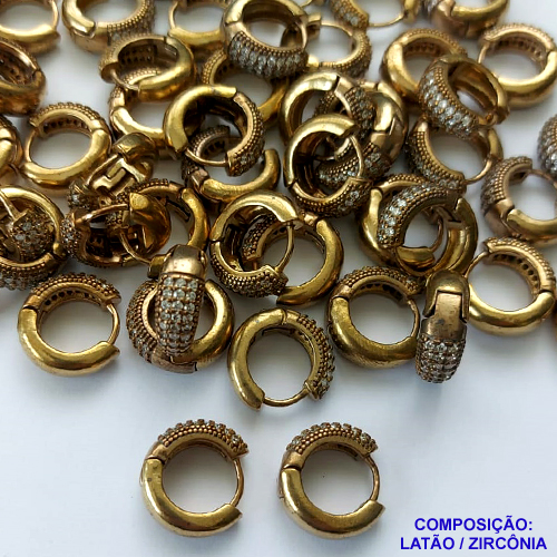 BRINCO NO BRUTO PRONTO BANHO (CX07) - BRINCO COM DUAS FILEIRAS DE MICRO ZIRCONIAS CRISTAIS - ARGOLINHA DE PRESSÃO (TRANQUETA) TAMANHO 15MM - LARGURA: 4,4MM - PESO TOTAL 3,9GR - BRU10055