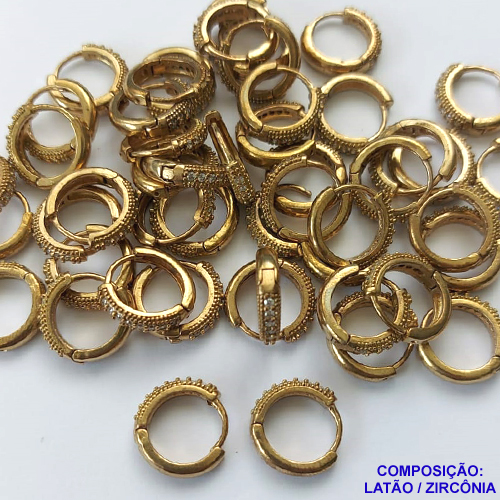 BRINCO NO BRUTO PRONTO BANHO (CX03) - BRINCO COM UMA FILEIRA DE MICRO ZIRCONIAS CRISTAIS - ARGOLINHA DE PRESSÃO (TRANQUETA) TAMANHO 14MM - LARGURA: 3MM - PESO TOTAL 2,4GR - BRU10056