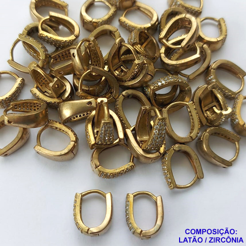 BRINCO NO BRUTO PRONTO BANHO (CX04) - BRINCO COM QUATRO FILEIRAS DE MICRO ZIRCONIAS CRISTAIS - ARGOLINHA DE PRESSÃO (TRANQUETA) TAMANHO 11MM - LARGURA: 3,7MM - PESO TOTAL 3GR - BRU10070