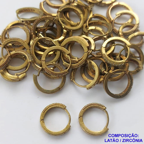 BRINCO NO BRUTO PRONTO BANHO (CX04) - BRINCO COM UMA FILEIRA DE MICRO ZIRCONIAS CRISTAIS - ARGOLINHA DE PRESSÃO (TRANQUETA) TAMANHO 15MM - LARGURA: 1,7MM - PESO TOTAL 2GR - BRU10073