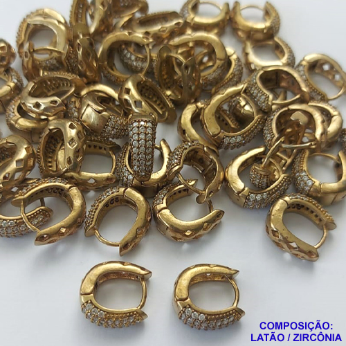 BRINCO NO BRUTO PRONTO BANHO (CX06) - BRINCO CRAVEJADO COM TRÊS FILEIRAS DE MICRO ZIRCONIAS - ARGOLINHA DE PRESSÃO (TRANQUETA) TAMANHO 13MM - LARGURA: 5MM - PESO TOTAL 4,3GR - BRU10103