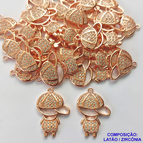 PINGENTE NO BRUTO PRONTO PARA O BANHO -(CX.9) PINGENTE MENINO VAZADO CRAVEJADO EM MICRO ZIRCONIAS - COMPOSIÇÃO: LATÃO / ZIRCÔNIA - TAMANHO 24MM -  PESO TOTAL 2,9GR - BRU0001743