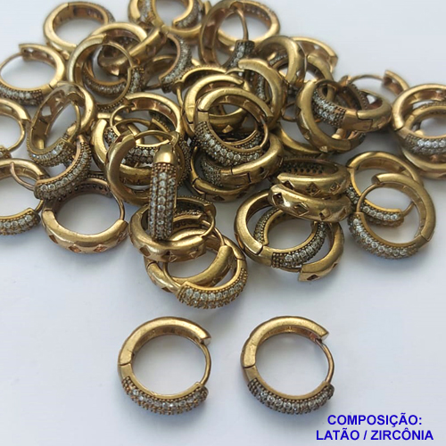 BRINCO NO BRUTO PRONTO BANHO (CX07) - BRINCO CRAVEJADO COM TRÊS FILEIRAS DE MICRO ZIRCONIAS - ARGOLINHA DE PRESSÃO (TRANQUETA) TAMANHO 15MM - LARGURA: 3,4MM - PESO TOTAL 3,5GR - BRU10110