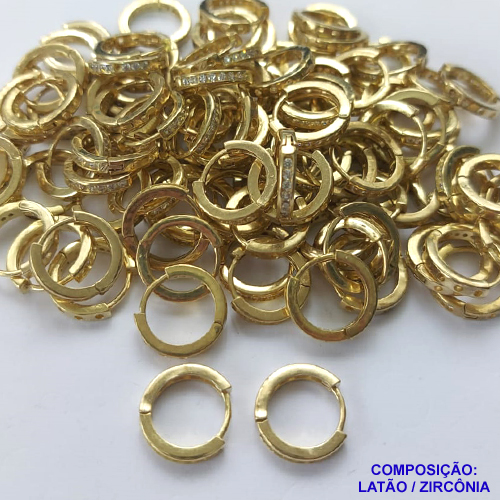 BRINCO NO BRUTO PRONTO BANHO (CX06) - BRINCO CRAVEJADO COM UMA FILEIRA EM MICRO ZIRCONIAS - ARGOLINHA DE PRESSÃO (TRANQUETA) TAMANHO 13MM - LARGURA: 1,7MM - PESO TOTAL 1,8GR - BRU10119