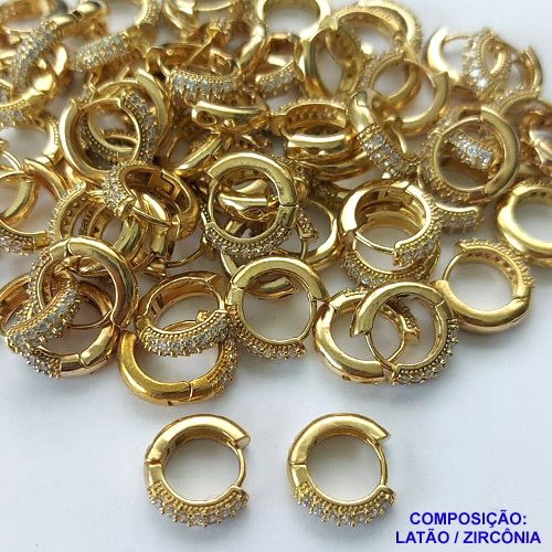 BRINCO NO BRUTO PRONTO BANHO (CX03) - BRINCO COM TRÊS FILEIRAS EM ZIRCÔNIAS - ARGOLINHA DE PRESSÃO (TRANQUETA) TAMANHO 12MM - LARGURA: 2,6MM - PESO TOTAL 1,8GR - BRU10122