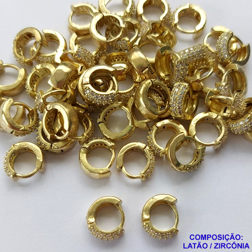 BRINCO NO BRUTO PRONTO BANHO*( CX06) - BRINCO CRAVEJADO COM TRÊS FILEIRAS DE MICRO ZIRCONIAS - ARGOLINHA DE PRESSÃO (TRANQUETA) TAMANHO 8MM - LARGURA: 3MM - PESO TOTAL 1,7GR - BRU0001753