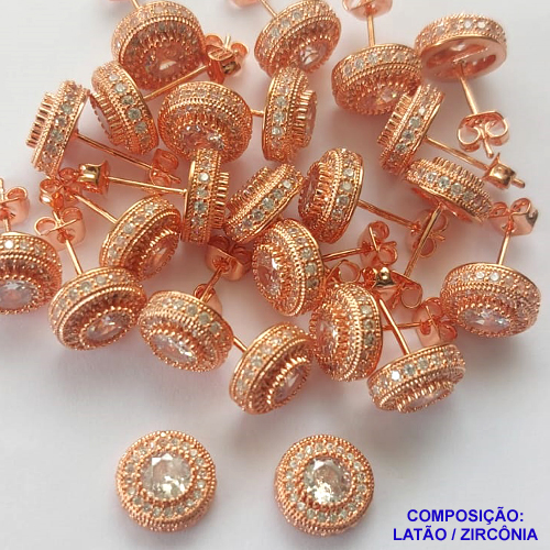 BRINCO NO BRUTO PRONTO PARA O BANHO(CX95) - BRINCO REDONDO DE PINO CRAVEJADO EM MICRO ZIRCÔNIAS - TAMANHO: 9MM - COMPOSIÇÃO: LATÃO / ZIRCÔNIA- PESO TOTAL: 2,6GR - BRU0001768