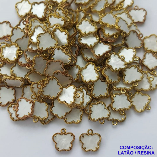 ACESSÓRIO NO BRUTO PRONTO PARA O BANHO - PINGENTE TIPO VAN CLEEF MADRE PÉROLA COM UMA ARGOLINHA - COMPOSIÇÃO: LATÃO / RESINA - TAMANHO 10MM - (VENDIDO POR UNIDADE) PESO TOTAL 0,6GR - BRU0001789