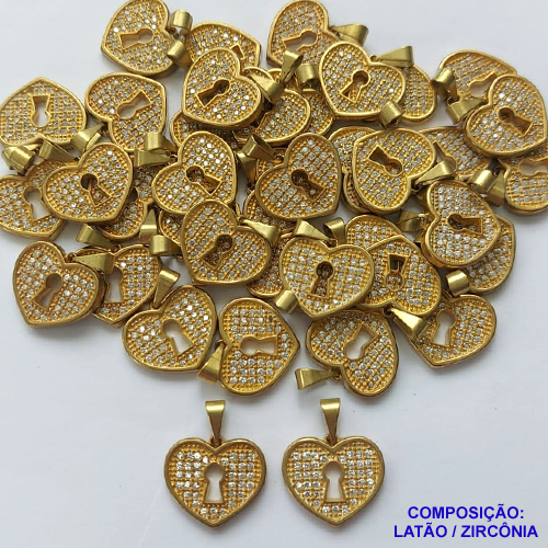 PINGENTE NO BRUTO PRONTO PARA O BANHO - PINGENTE CORAÇÃO COM FECHADURA CRAVEJADO COM MICROS ZIRCÔNIAS - COMPOSIÇÃO: LATÃO / ZIRCÔNIA - TAMANHO 16MM - PESO TOTAL 2,3GR - BRU0001796