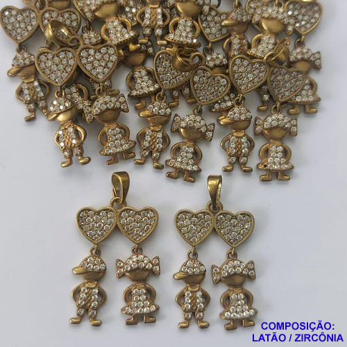 ACESSÓRIO NO BRUTO PRONTO PARA O BANHO (CX15 )- PINGENTE CORAÇÃO COM MENINA E MENINO CRAVEJADO COM MICRO ZIRCÔNIAS - COMPOSIÇÃO: LATÃO / ZIRCÔNIA - TAMANHO 24MM -  PESO TOTAL 2,8GR - BRU0001845