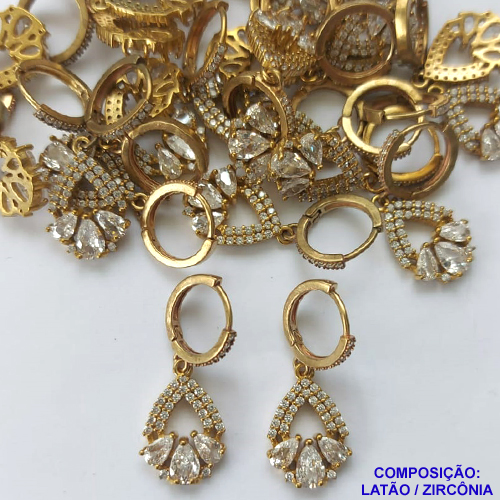 BRINCO NO BRUTO PRONTO BANHO(CX60) - BRINCO COM PINGENTE CRAVEJADO EM ZIRCÔNIAS - ARGOLINHA DE PRESSÃO (TRANQUETA) TAMANHO 16MM - PESO TOTAL 3,7GR - BRU10241