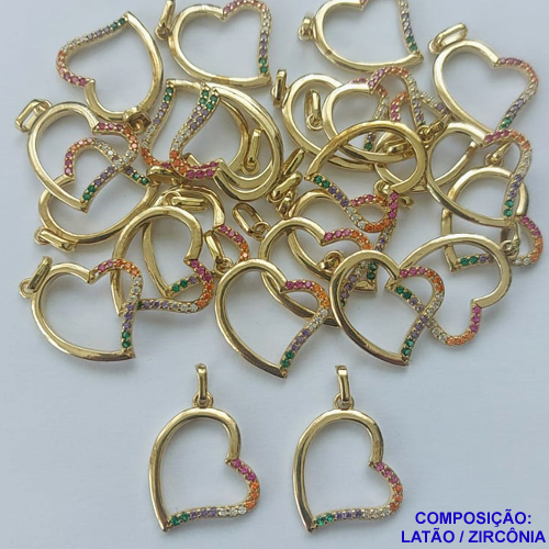 PINGENTE NO BRUTO PRONTO PARA O BANHO (CX26) - PINGENTE CORAÇÃO VAZADO CRAVEJADO EM MICROS ZIRCÔNIAS COLORIDAS (PX000154) - COMPOSIÇÃO: LATÃO / ZIRCÔNIA - TAMANHO 14X14MM -  PESO TOTAL 0,9GR - BRU10265