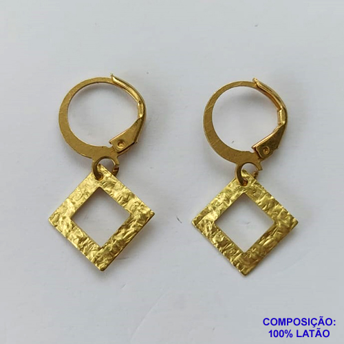 BRINCO NO BRUTO PRONTO BANHO - BRINCO COM PINGENTE QUADRADO MARTELADO (V1686) - ARGOLINHA DE PRESSÃO (TRANQUETA) TAMANHO 10X10MM - PESO TOTAL 1,2GR - BRU10362