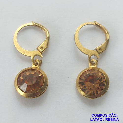 BRINCO NO BRUTO PRONTO BANHO - BRINCO COM PINGENTE EM RESINA MARROM 10MM - ARGOLINHA DE PRESSÃO (TRANQUETA) - PESO TOTAL 1,6GR - BRU10468