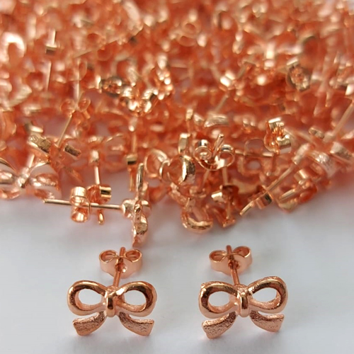 BRINCO NO BRUTO PRONTO PARA O BANHO - (CRIS) BRINCO DE PINO FORMATO LACINHO 6X9MM - PESO TOTAL: 0,9GR - BRU10523