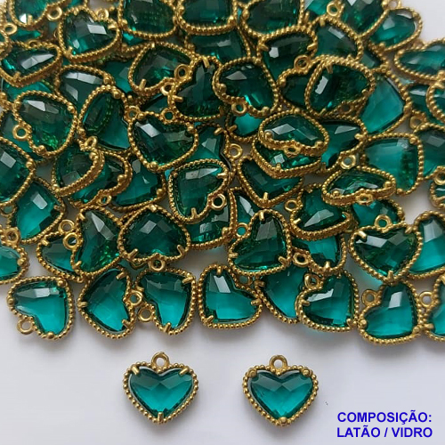 ACESSÓRIO NO BRUTO PRONTO PARA O BANHO - PINGENTE TIPO VAN CLEEF VERDE CORAÇÃO COM UMA ARGOLINHA - COMPOSIÇÃO: LATÃO / VIDRO - TAMANHO 10MM - (VENDIDO POR UNIDADE) PESO TOTAL 0,6GR - BRU0001881