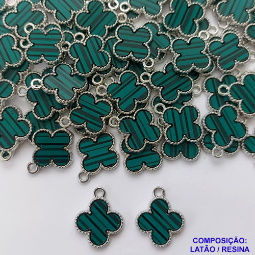 ACESSÓRIO NO BRUTO PRONTO PARA O BANHO(CX91) - PINGENTE TIPO "VAN CLEEF" VERDE LISTRADO - COM UMA ARGOLINHA - TAMANHO 14MM - PESO 1GR - COMPOSIÇÃO: LATÃO / RESINA - (VENDIDA POR UNIDADE) - BRU0001889