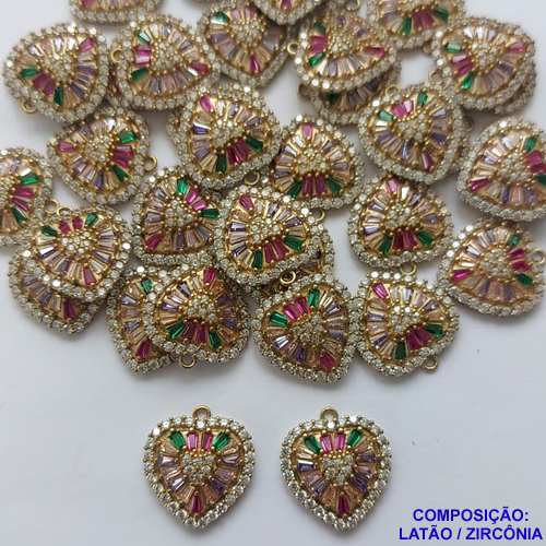 PINGENTE NO BRUTO PRONTO PARA O BANHO (CX33) - PINGENTE CORAÇÃO CRAVEJADO EM ZIRCÔNIAS COLORIDAS - TAMANHO 14X14MM - PESO 1,7GR - COMPOSIÇÃO: LATÃO / ZIRCÔNIA - (VENDIDO POR UNIDADE) - BRU0001898