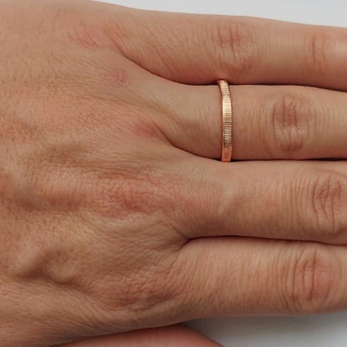 ALIANÇA NO BRUTO PRONTO PARA O BANHO - ALIANÇA DESENHADA LARGURA: 2MM COMPOSIÇÃO: 100% LATÃO - ALIANÇA SOLDADA "NÃO USINADA" - PESO MÉDIO 1.4GR- ANEL000353